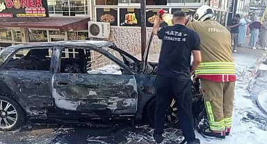 Hatay'da park halindeki otomobil alevler içinde yandı