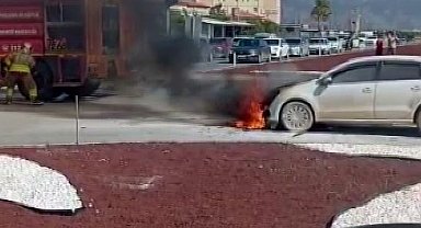 Hatay'da seyir halinde olan otomobil alevlere teslim oldu