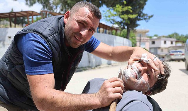 Hatay'da ürettiği bıçakların keskinliği göstermek için insanları tıraş ediyor