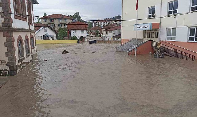 Havza'yı sel vurdu: İş yerlerini su bastı, araçlar sürüklendi