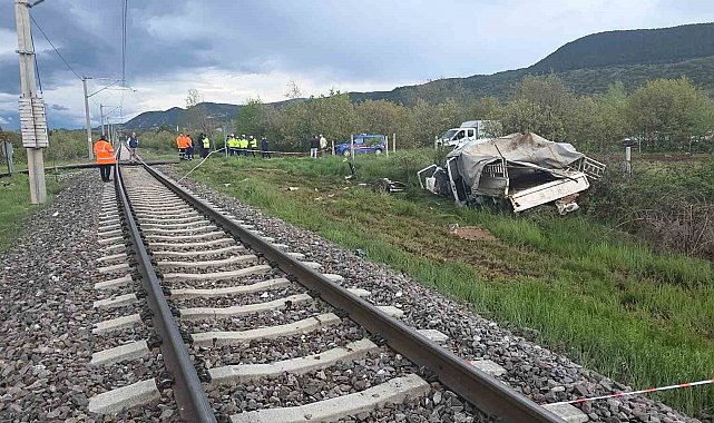 Hemzemin geçitte korkutan kaza: Yolcu treni kamyonete çarptı, 4 yaralı ...