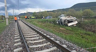 Hemzemin geçitte korkutan kaza: Yolcu treni kamyonete çarptı, 4 yaralı