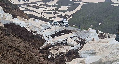 Heyelan nedeniyle kapanan Muş Çavuştepe-Üçevler grup yolu açıldı