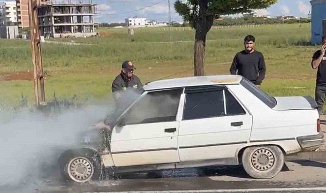 Hilvan'da seyir halindeki otomobil yandı