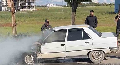 Hilvan'da seyir halindeki otomobil yandı