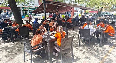 Hisarcık'ta kahvehane önünde kitap okuma etkinliği