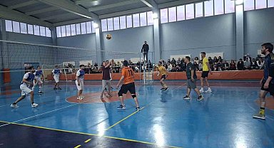 Hisarcık'ta kurumlararası voleybol turnuvasında Devlet Hastanesi şampiyon oldu