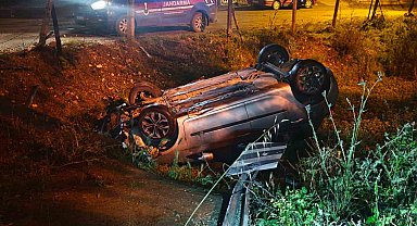 Hurdaya dönen otomobili bırakıp kaçtılar