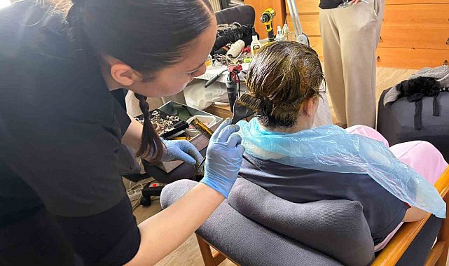Huzurevindeki yaşlıların bayram bakımı, lise öğrencilerinden