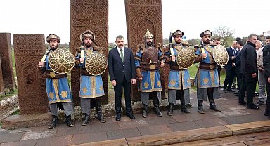 İçişleri Bakanı Mustafa Çiftçi, Ahlat'ta Selçuklu Mezarlığını ziyaret etti