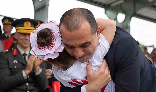 Iğdır'da 19 Mayıs coşkusu: Minik öğrencinin valiye bayrak hediyesi yüzleri gülümsetti