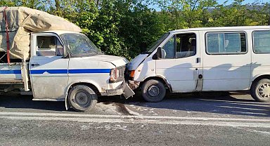 İki araç kafa kafaya çarpıştı, 1 yaralı