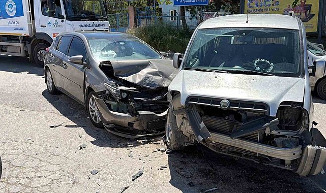 İki aracın çarpıştığı kazada 5 kişi yaralandı