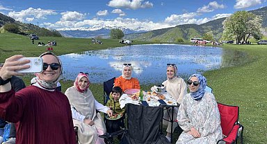 İki ay sonra kuruyacak göl için kilometrelerce yol geldiler