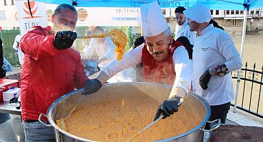 İki dev kazan dolusu keşkek 30 dakikada dağıtıldı