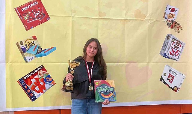 İmam Hatipli kız öğrenci ilçeye birincilik ile döndü