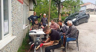 İnegöl'de öğrenciler kurbanlık bıçaklarını biledi