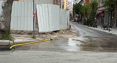 İnşaat alanında patlayan hortum sokağı göle çevirdi