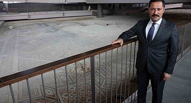 İnşaat çalışmalarında ortaya çıkan ve depremi hasarsız atlatan devasa mozaik ilk günkü ihtişamını koruyor