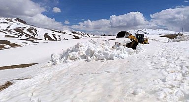 İran sınırında 3 metreyi aşan karda yol açma çalışması
