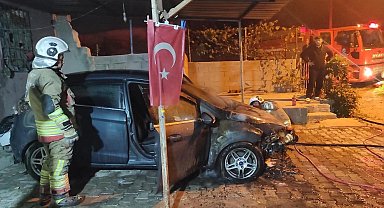 İskenderun'da otomobilin motorundan alevler yükseldi