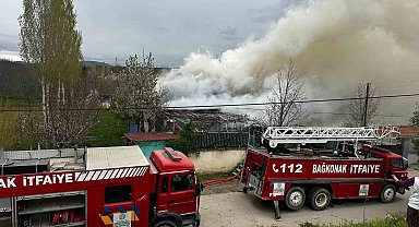 Isparta'da iki katlı ev, çıkan yangında zarar gördü