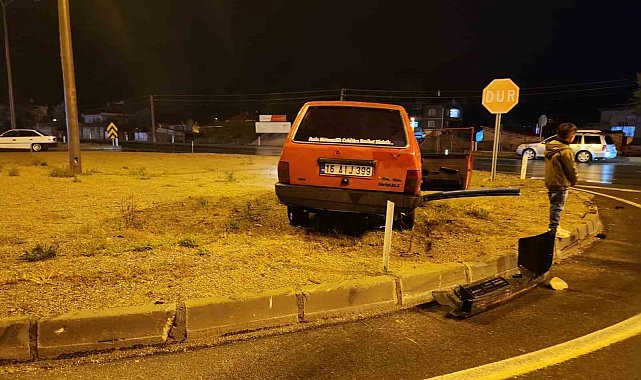 Isparta'da iki otomobil kavşakta çarpıştı