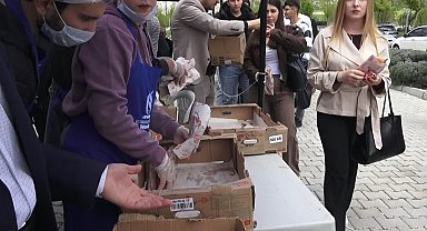 Isparta'da öğrencilere 5 bin adet balık ekmek dağıtıldı