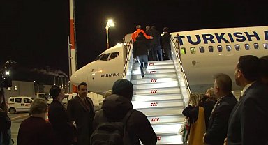 İsrail'in alıkoyduğu Küresel Sumud Filosu aktivistlerini taşıyan uçak İstanbul'a geldi
