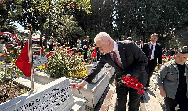 İstanbul Valisi Gül, Edirnekapı Şehitliği'ni ziyaret etti