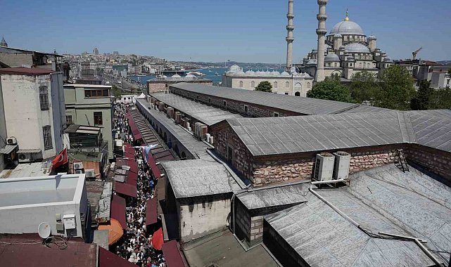 İstanbul'da 1 günlük tatili ve güneşli havayı fırsat bilenler Eminönü'ne akın etti