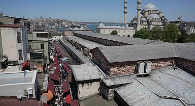 İstanbul'da 1 günlük tatili ve güneşli havayı fırsat bilenler Eminönü'ne akın etti