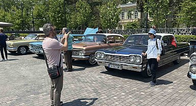 İstanbul'da 19 Mayıs coşkusu: Klasik otomobiller Beyoğlu'nu renklendirdi