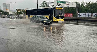 İstanbul'da sağanak etkisini göstermeye başladı: Yollar göle döndü