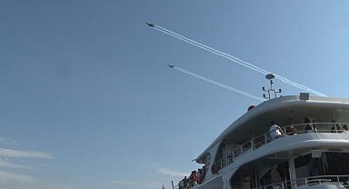 İstanbul'un fethi etkinliklerinde SOLOTÜRK İstanbul Boğazı'nda selamlama uçuşu yaptı