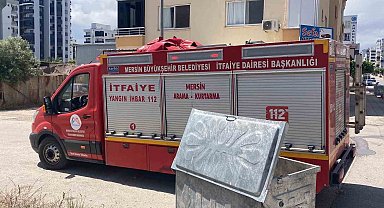 İşyerinin arkasındaki eşyalar yandı, çevreyi kara dumanlar kapladı