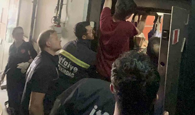 İtfaiye erlerinin en zor anı: Gözyaşları içinde haykıran gencin sıkışan kolunu sağ salim kurtardılar