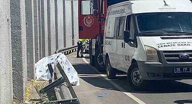 İzmir'de demir bariyere çarpan motosikletin sürücüsü hayatını kaybetti