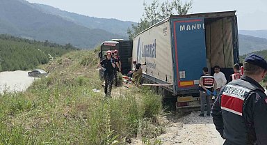 İzmir'de devrilen tırın altında kalan sürücü hayatını kaybetti