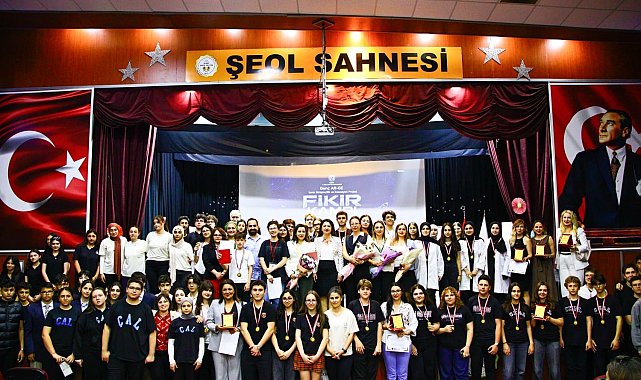 İzmir'de genç girişimcilerin inovatif projeleri 'Fikir Kampı'nda ödüllendirildi