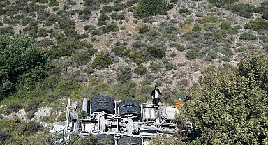 İzmir'de kontrolden çıkan beton mikseri şarampole yuvarlandı