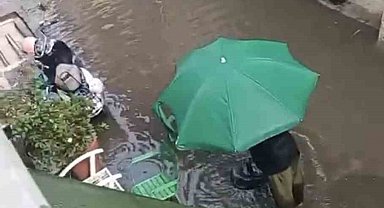 İzmit'te sağanak vatandaşlara zor anlar yaşattı