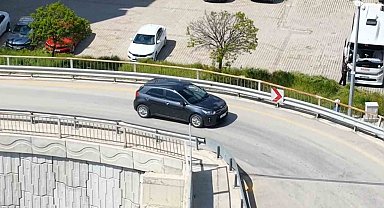 Kaçtı, park etti, polisi karşısında buldu: Dron her anını kaydetti