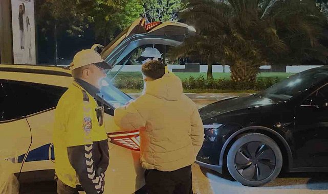 Kadıköy'de drift şovu yapan sürücüler yakalandı