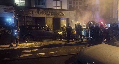 Kadıköy'de galeri önündeki park halindeki araçlar alev alev yandı