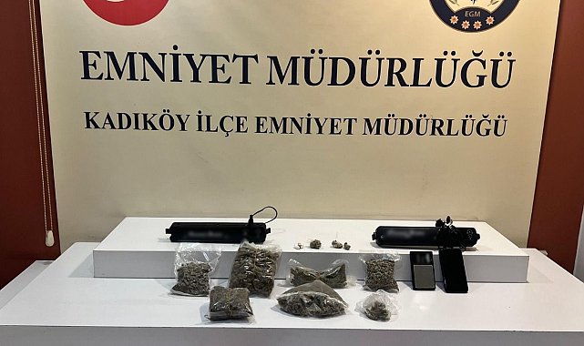 Kadıköy'de narkotik operasyonu: İş yerindeki gizli bölmeden uyuşturucu çıktı