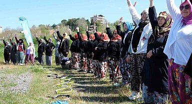 Kadınlar şalvarlarıyla spor yaptı, ortaya renkli kareler çıktı