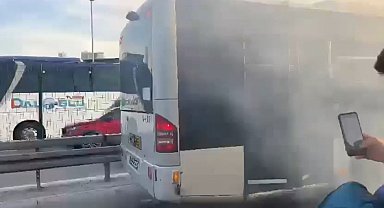 Kağıthane'de metrobüste yangın çıktı