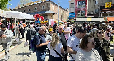 Kakava şenlikleri için gelen turistler ciğercilerde kuyruk oluşturdu
