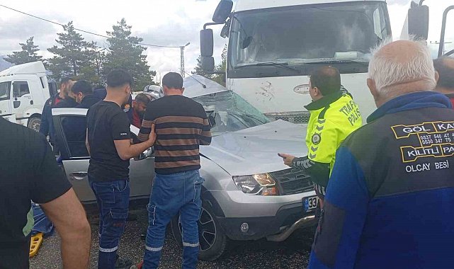 Kamyon ile otomobil çarpıştı: 1 ölü